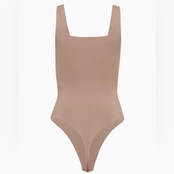 ♥️… Babaton Aritzia Square Neck Contour Tan Bodysuit - Picture 2 of 6